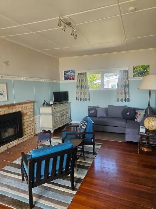 Blue Cottage, On The Lake Rotorua New Zealand