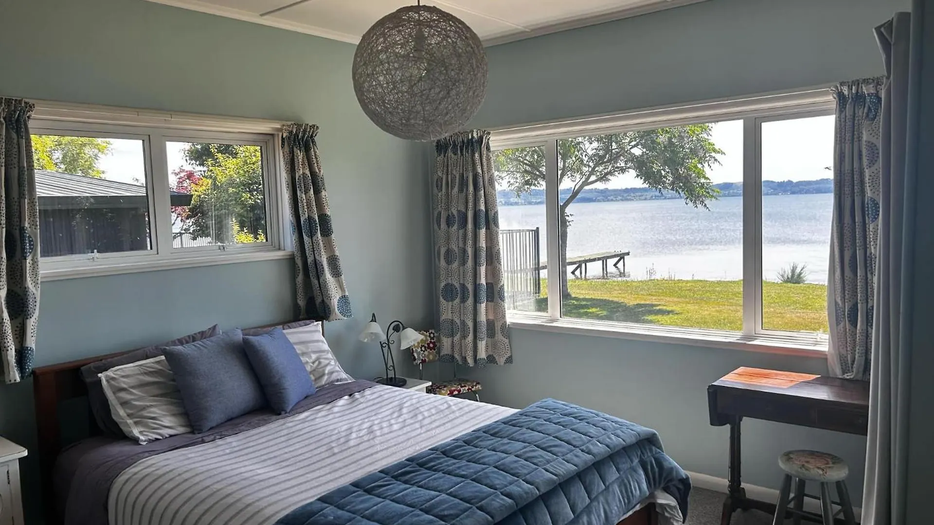 Blue Cottage, On The Lake Rotorua Holiday home